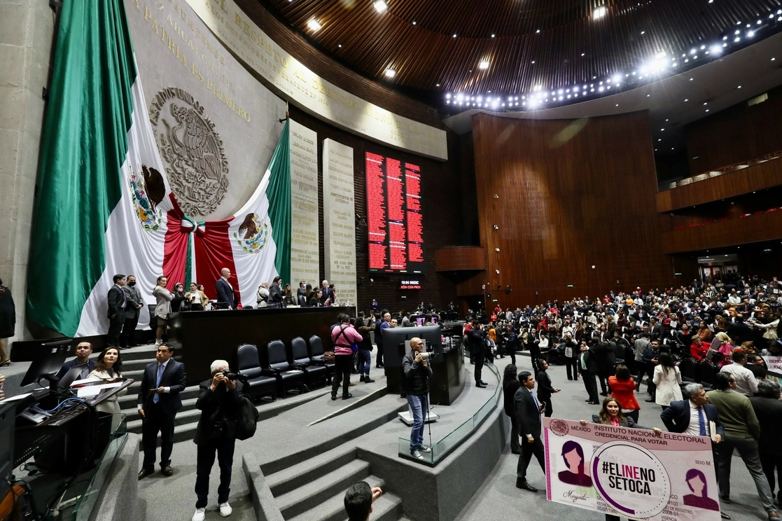 Los diputados del PAN y MORENA, muestran pancartas en contra y a favor del INE, durante la Sesión de la Cámara de Diputados, el 6 de diciembre del 2022. Roberto Garcia Ortiz 