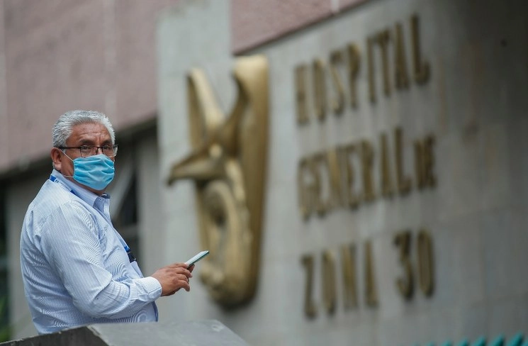 Familiares de pacientes esperan afuera de un Hospital de Zona del IMSS. Foto Víctor Camacho 