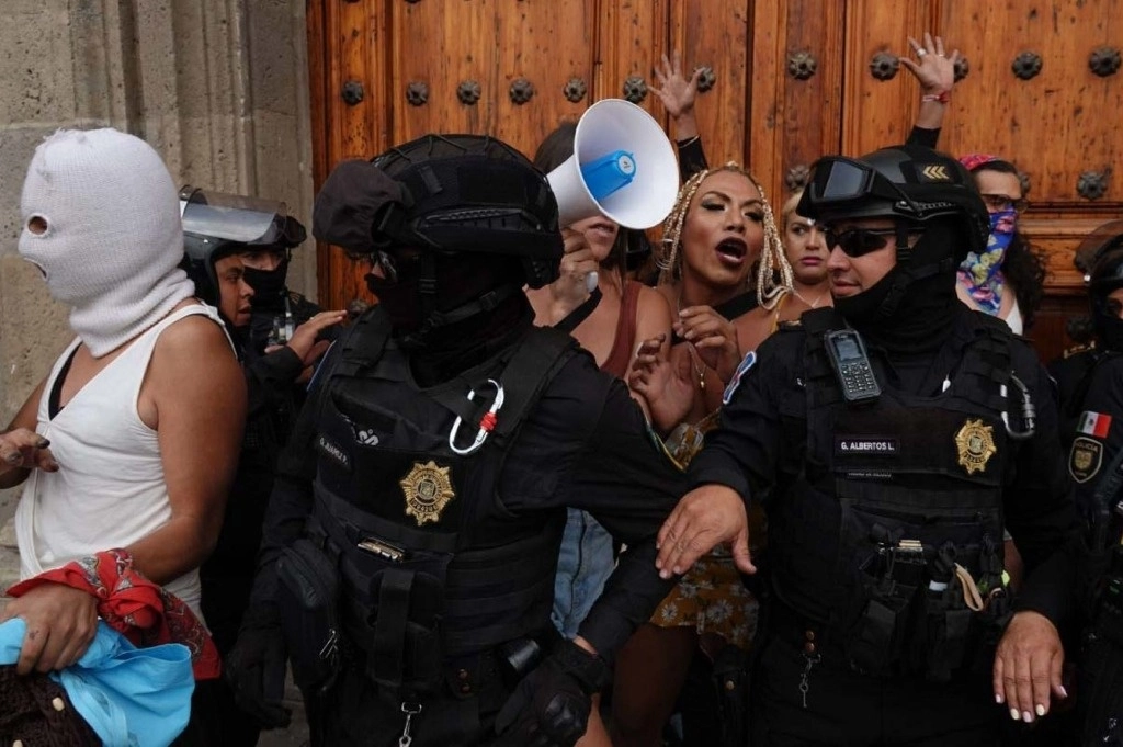 La manifestación por el Día Internacional de la Visibilidad Trans fue reprimida por la policía capitalina. Foto Cuartoscuro