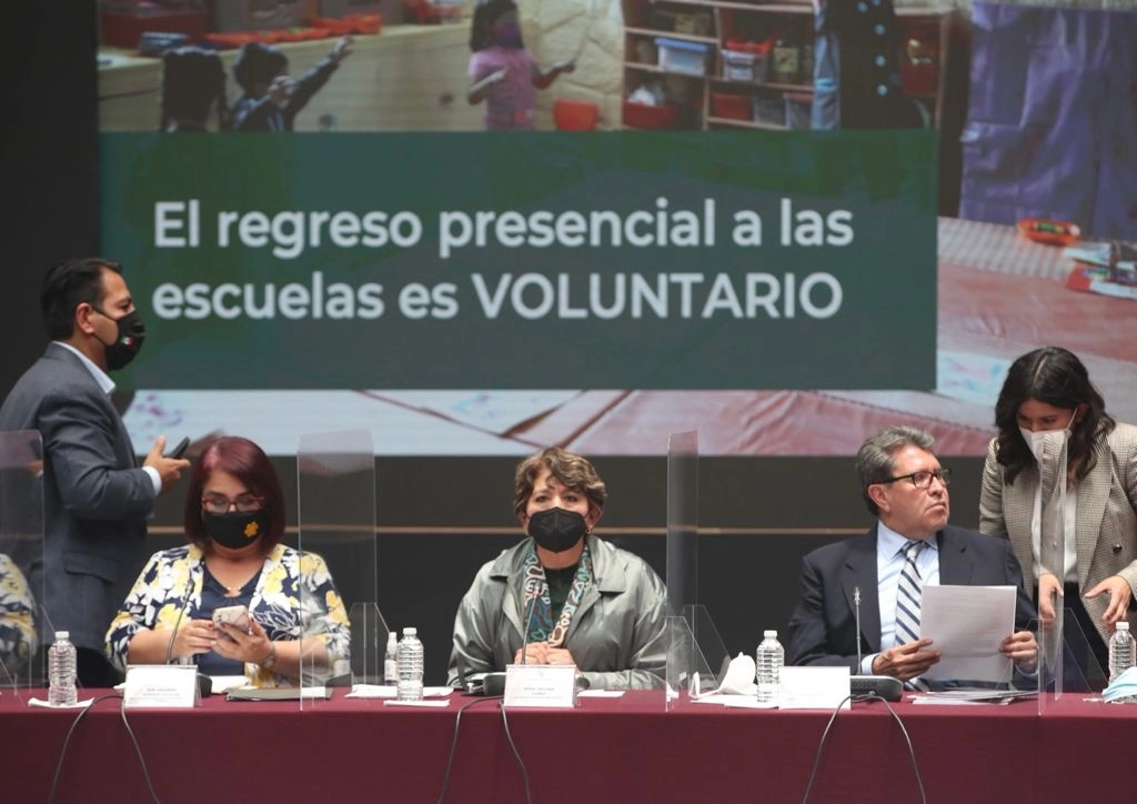 La secretaria de Educación Pública, Delfina Gómez (c) durante su participación en la reunión plenaria del grupo parlamentario de Morena en San Lázaro. Foto José Antonio López