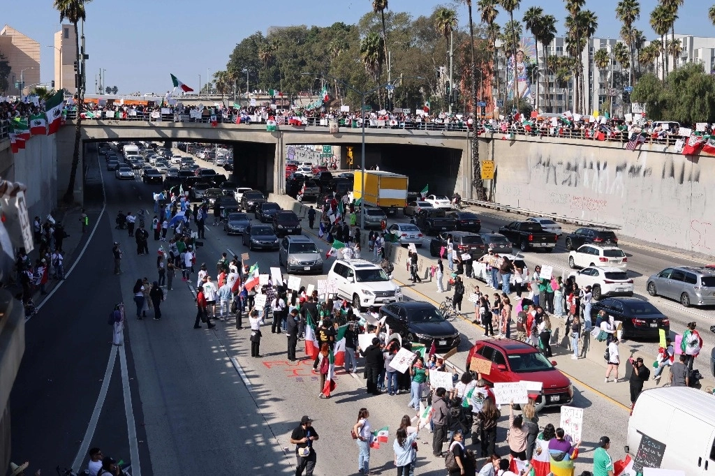 En Los Ángeles, manifestantes bloquearon la autopista Santa Ana durante una manifestación en apoyo a los inmigrantes. Las autoridades informaron que no se realizaron arrestos. Foto Afp