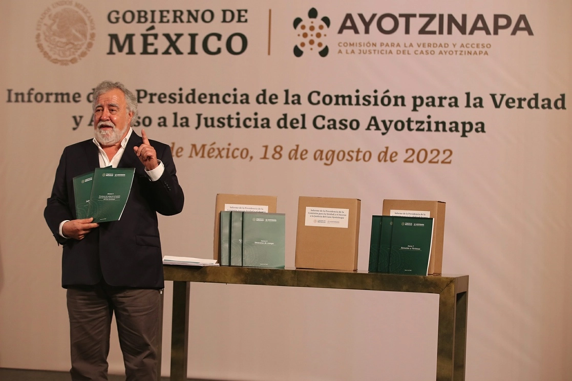 Alejandro Encinas durante la presentación de un informe de la Comisión para la Verdad y Acceso a la Justicia en el caso Ayotzinapa. Foto José Antonio López / Archivo