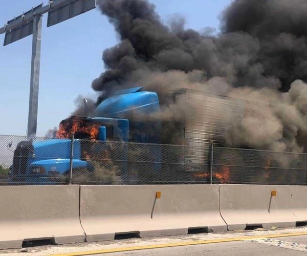 Presuntos delincuentes incendiaron tractocamiones en Reynosa. Foto 'La Jornada'