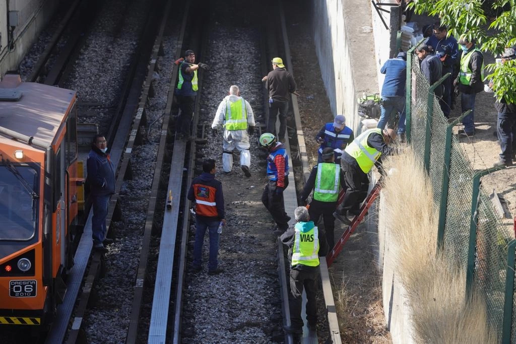 Personal del Sistema de Transporte Colectivo realiza trabajos a la entrada del túnel de la Línea 3 del Metro, a la altura de la estación Potrero, en la alcaldía Gustavo A. Madero, Ciudad de México, el 8 de enero de 2023. Foto Pablo Ramos

