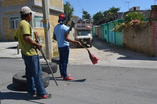 Policías comunitarios vigilan una calle del poblado de Tianquizolco, municipio de Cuetzala del Progreso, Guerrero. Foto Sergio Ocampo / Archivo