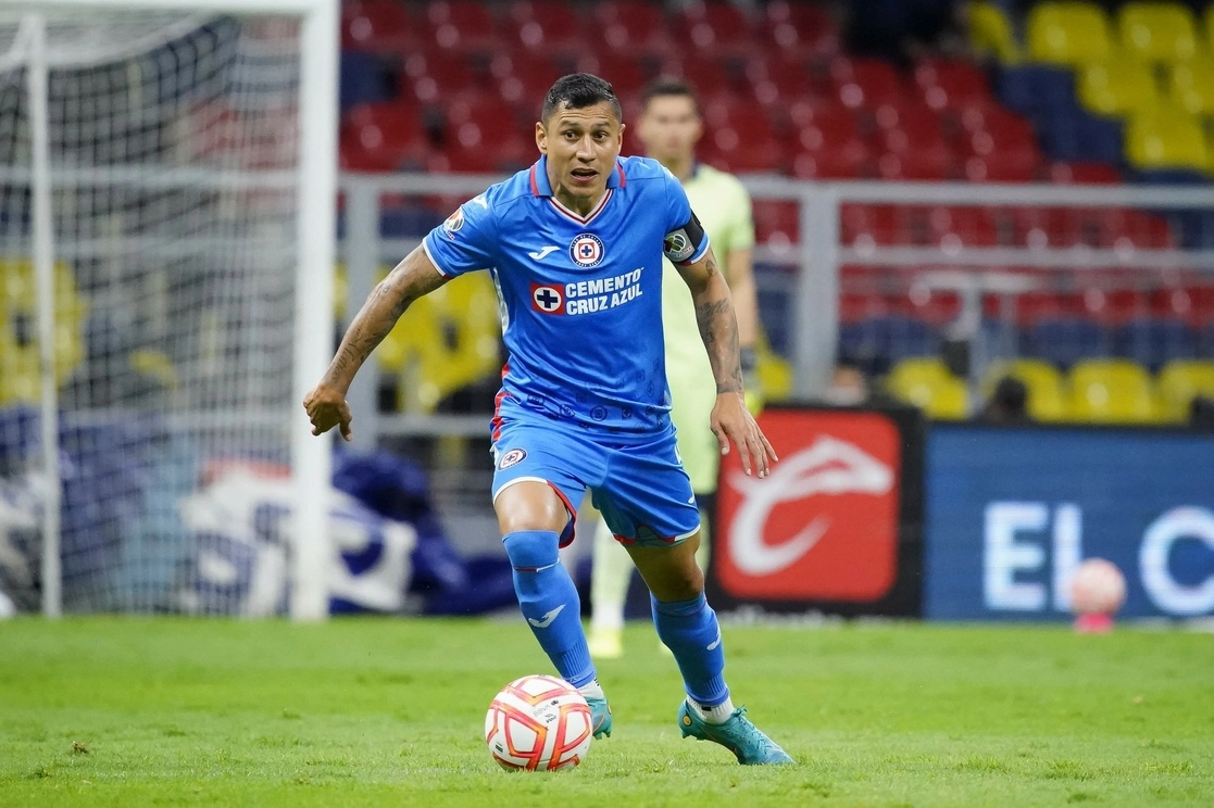 En redes sociales circularon imágenes de la fiesta infantil con motivos "narcos" que ofreció el jugador Julio César “Cata” Domínguez (en la imagen). Foto tomada de www.facebook.com/CruzAzul