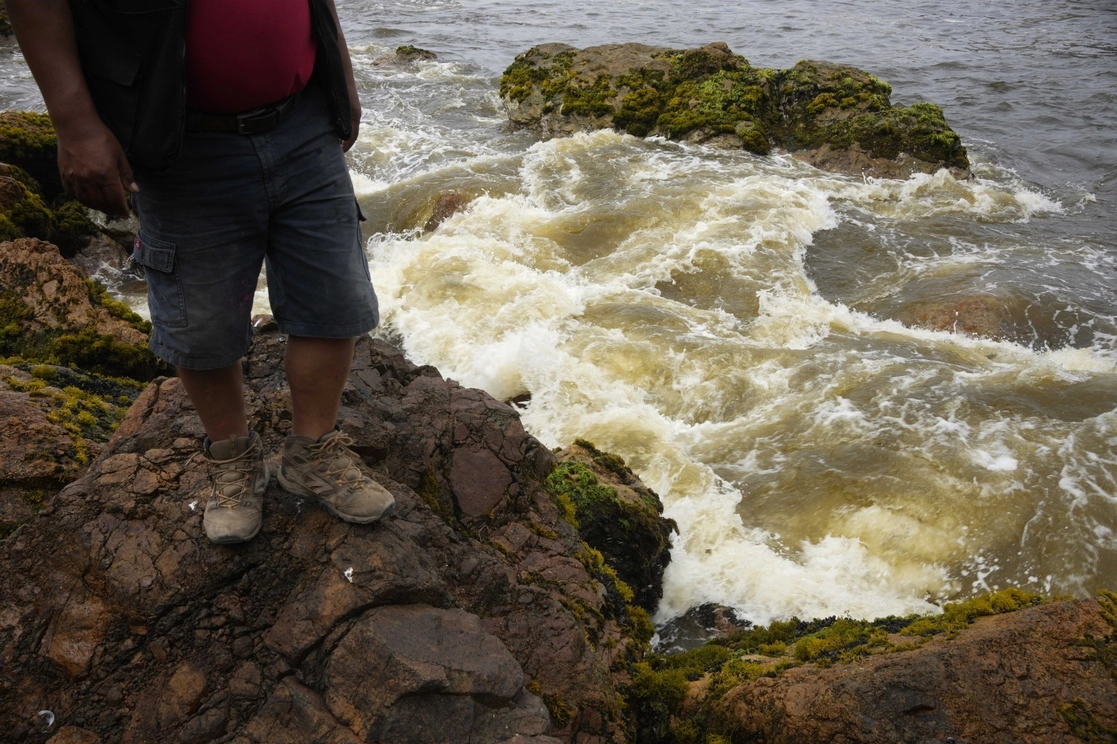 Un pescador frente a la orilla del mar Ventanilla, contaminado por el derrame petrolero de la refinería La Pampilla de Repsol, en Lima, Perú, el 24 de febrero de 2022. Foto Ap