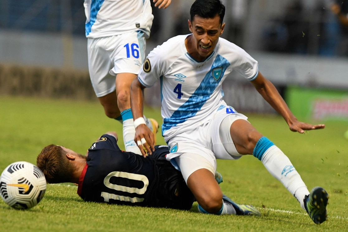 La selección chapina no supo conservar una ventaja de 2-0 y terminó sucumbiendo desde los 11 pasos. Foto Afp