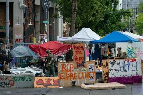Agentes de Seattle desmantelaron la "zona autónoma de Capitol Hill", instalada por manifestantes antirracistas desde hace semanas, tras el asesinato de George Floyd a manos de policías. Maquinaria pesada retiró los bloques de concreto utilizados como barricadas. Foto Afp