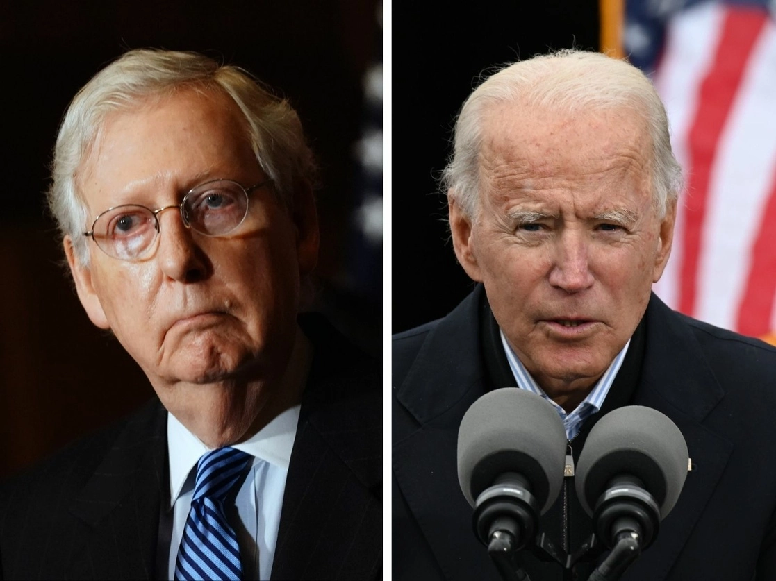 Mitch McConnell, líder de la mayoría republicana del Senado, felicitó ayer al "presidente electo" de Estados Unidos, Joe Biden (en imagen de la derecha), quien asistió a un mitin de aspirantes a la cámara alta en Atlanta, Georgia. Fotos Afp