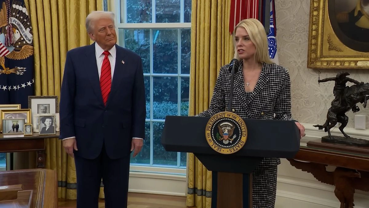 Trump sale en defensa de Pam Bondi tras acusaciones de falta de transparencia en caso Epstein, el 13 de julio de 2025.
