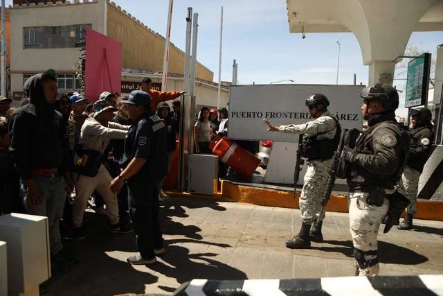 Las organizaciones de derechos civiles, los defensores de la inmigración y los demócratas criticaron de inmediato las propuestas. Foto Afp