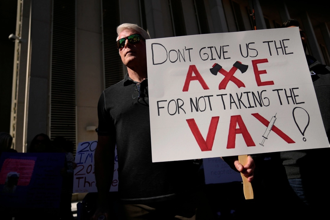 Un hombre sostiene un cartel contra las vacunas anti Covid-19 frente al Capitolio en Tallahassee, Florida, durante una sesión legislativa especial para considerar proyectos de ley contra los mandatos de la vacuna Covid-19, el martes 16 de noviembre de 2021. Foto Ap