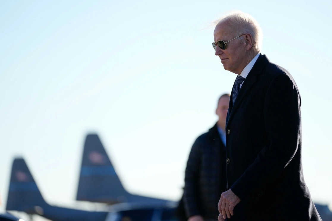 El presidente Joe Biden llega a la base de la Guardia Nacional Aérea de Delaware en New Castle. Foto Ap