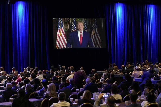 El expresidente Donald Trump recibió una ovación de pie este sábado en Las Vegas en una reunión del Partido Republicano. Foto Afp