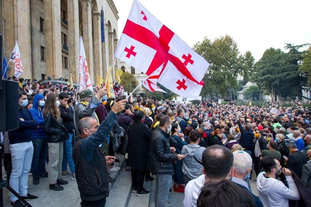 La oposición en Georgia se concentra en las calles de Tiflis para manifestarse contra los resultados en comicios legistativos. Foto Ap 