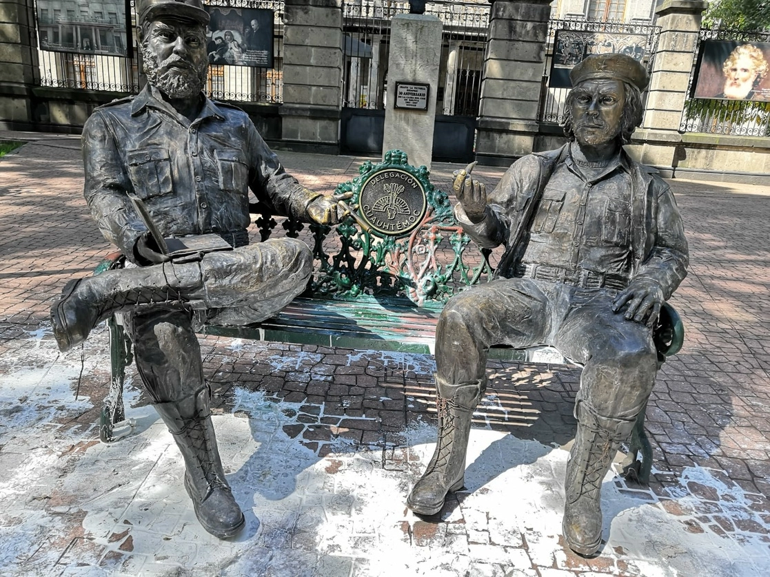 Las esculturas de Fidel Castro y Ernesto ‘Che’ Guevara instaladas en un parque de la colonia Tabacalera fueron vandalizadas. Foto Elba Mónica Bravo