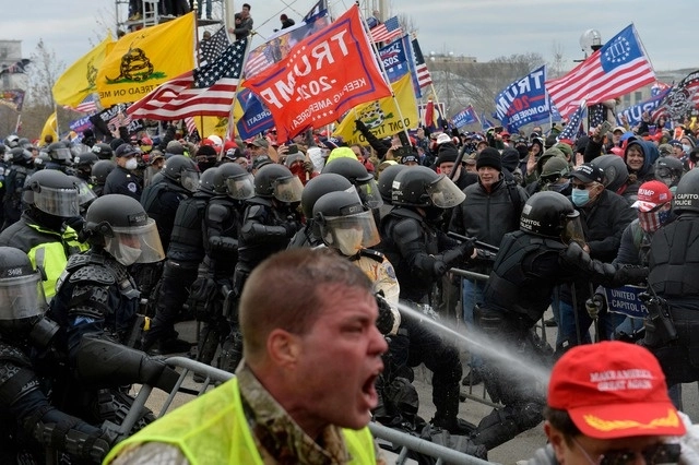Simpatizantes de Donald Trump se enfrentaron con la policía y las fuerzas de seguridad al intentar irrumpir en el Capitolio, en Washington. Foto Afp