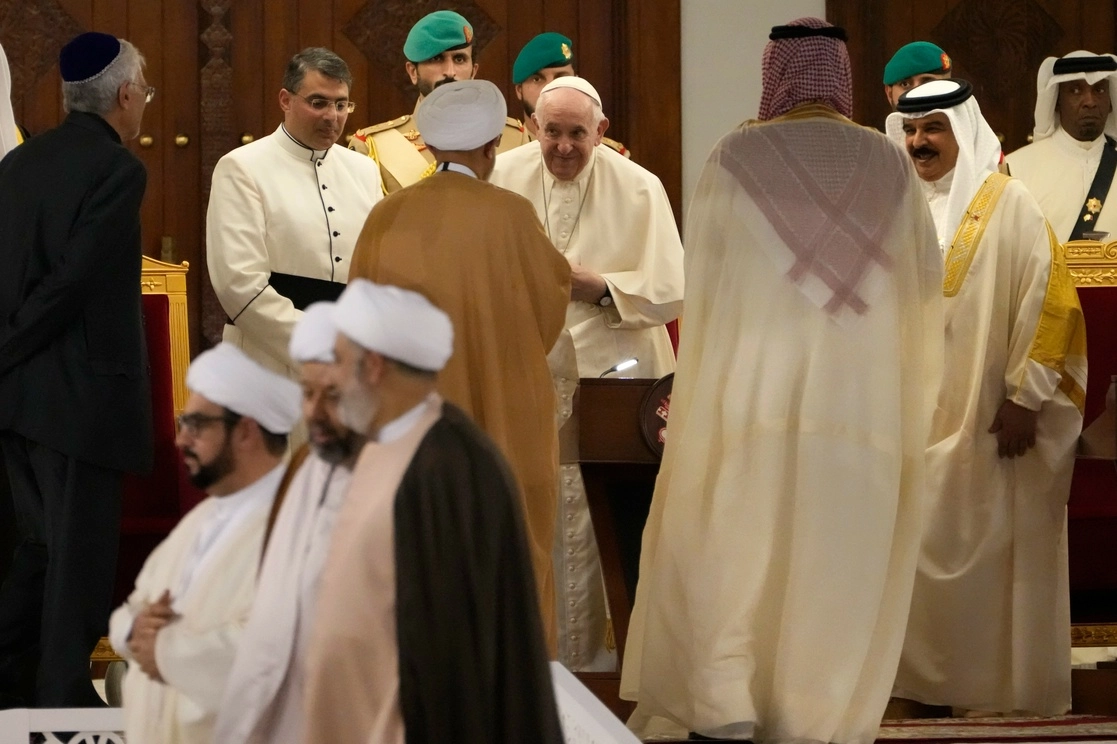 El papa Francisco habló en el Palacio de Sakhir junto al rey Hamad bin Isa Al Khalifa, el 3 de noviembre de 2022. Foto Ap