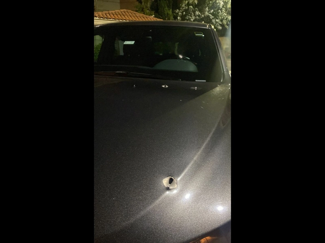 Imagen difundida por Ciro Gómez Leyva, de las marcas de los disparos a su camioneta en la que se trasportaba rumbo a su domicilio. Foto https://twitter.com/CiroGomezL 