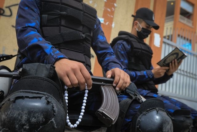 Policías palestinos leales a Hamas vigilan durante la pandemia de coronavirus, durante el mes del Ramadán. Foto Afp 