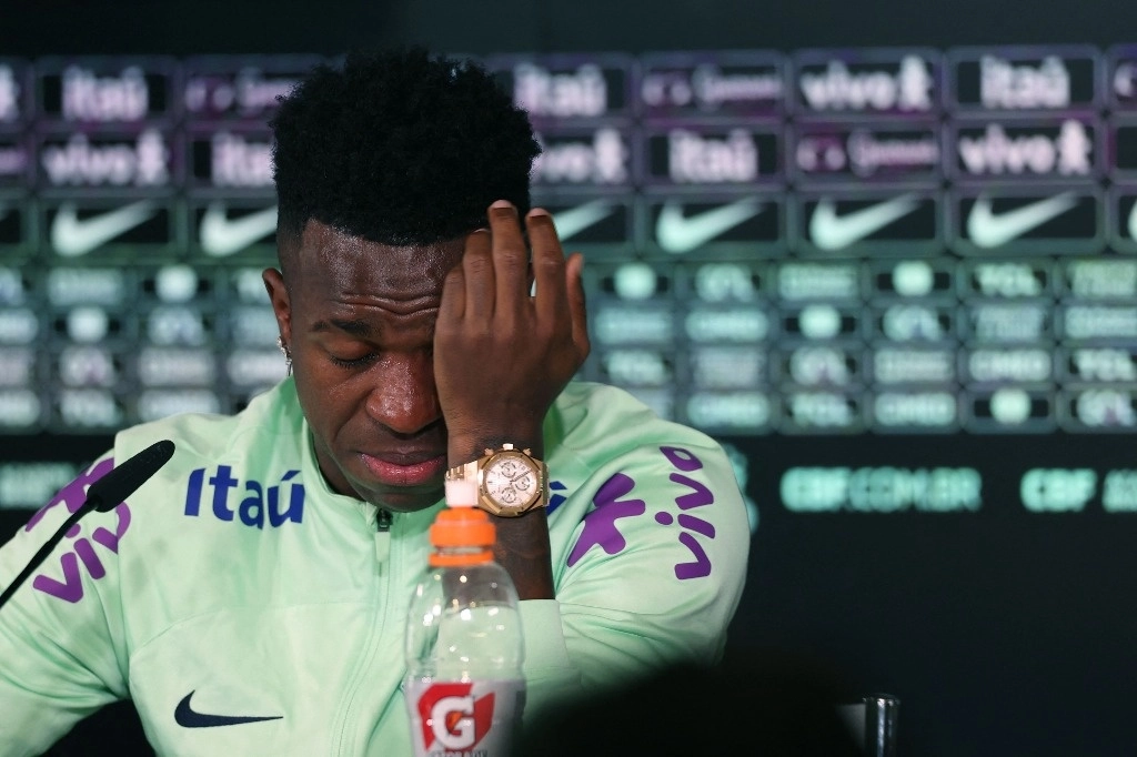 "Todo mi apoyo a Acuña y al entrenador Quique Flores, del Sevilla. A Sarr y al Majadahonda, que su valentía inspire a los demás. Los racistas deben ser expuestos y los partidos no pueden continuar con ellos en la grada", escribió 'Vini'. Foto Afp