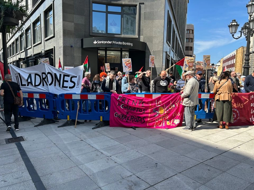 Unas 200 personas se concentraron a un costado de la puerta principal del Teatro Campoamor en Oviedo, España, donde increparon a políticos de la derecha iberoamericana que se congregó al llamado de la fundación ultra Libertad y Desarrollo. Foto 