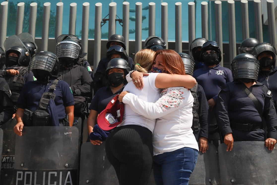 Familiares y amigos de la abogada Cecilia Monzón, asesinada el sábado, realizaron ayer una manifestación frente a la Fiscalía General de Puebla, en la capital de esa entidad, para exigir que se haga justicia. Foto cortesía Es Imagen