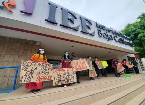Integrantes de las etnias cucapá y kumiai protestaron ayer frente al Instituto Estatal Electoral de Baja California por el registro de candidatos que obtuvieron una constancia de identidad indígena sin serlo. Foto Jorge Heras / Lindero Norte
