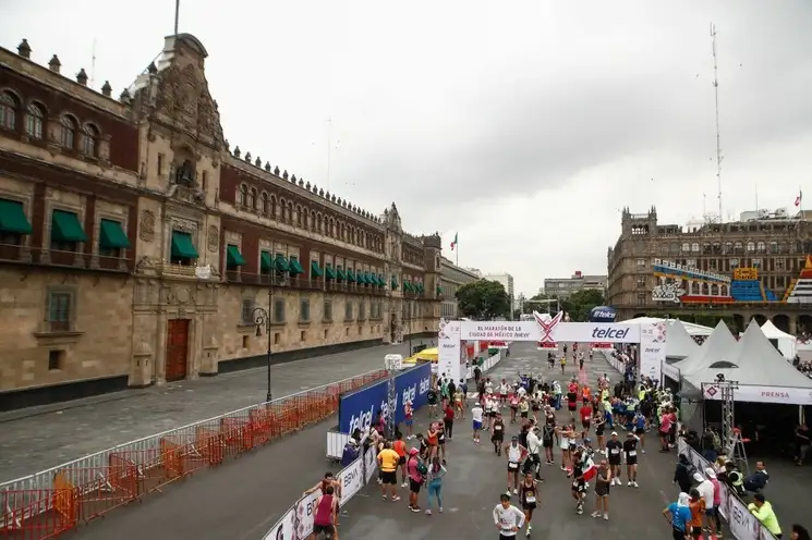 Comerciantes del primer cuadro de la Ciudad se quejaron por el cierre de los accesos al Zócalo durante cuatro días consecutivos debido a actividades deportivas y manifestaciones. En la imagen, participantes del XL Maratón de la Ciudad de México cruzan la meta, ubicada frente a Palacio Nacional, el 27 de agosto de 2023. Foto Víctor Camacho
