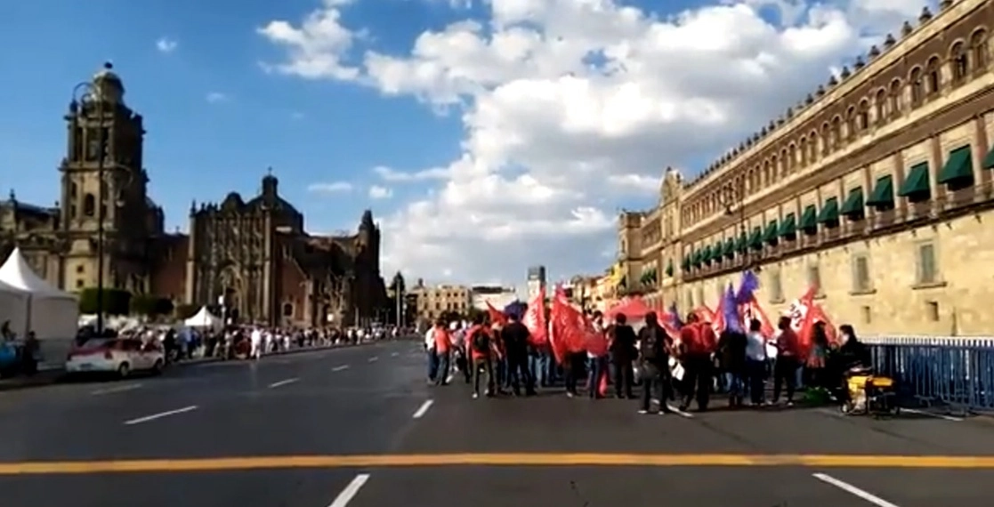 Integrantes de diversas organizaciones durante la protesta. Fotograma tomado del video emitido en la cuenta de Twitter @OVIALCDMX
