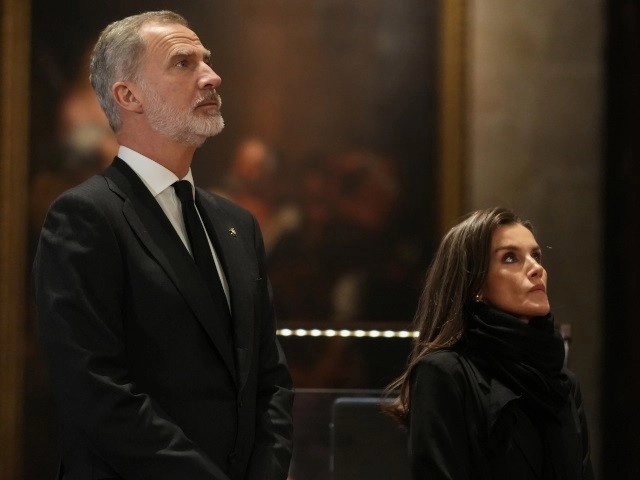 A la misa oficial sí asistieron los reyes de España, Felipe VI y Letizia, además de todo el gobierno autonómico valenciano, con su presidente Carlos Mazón a la cabeza, y líderes políticos de otras regiones. Foto Europa Press