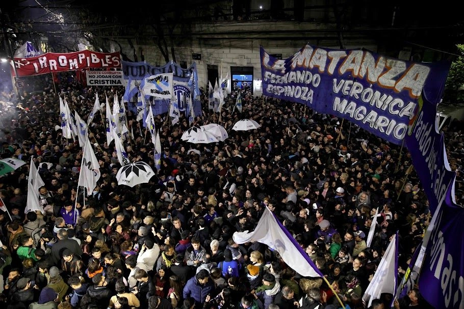 La Corte Suprema de Justicia de Argentina condenó a seis años de cárcel e inhabilitación de por vida para ejercer cargos públicos a la ex presidenta. Miles de manifestantes se congregaron alrededor del edificio donde ella se encuentra para expresarle solidaridad. Foto 