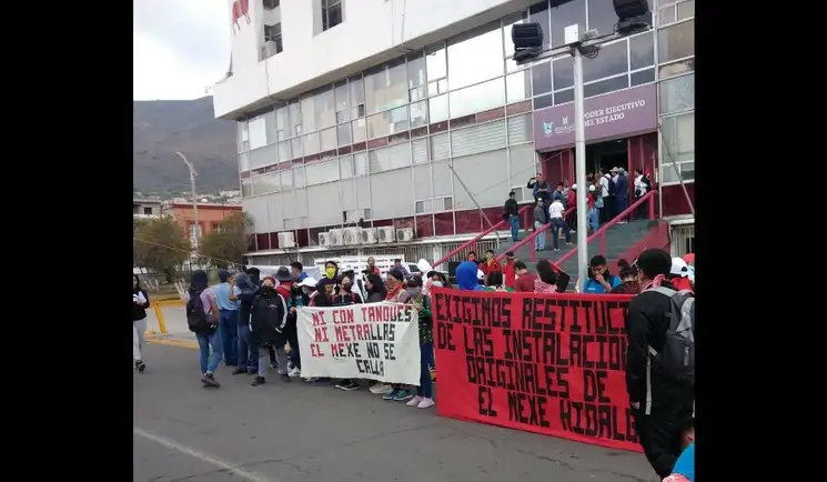 Protesta de la comunidad estudiantil ante contrataciones de maestros opositores a El Mexe. Foto Juan Ricardo Montoya
