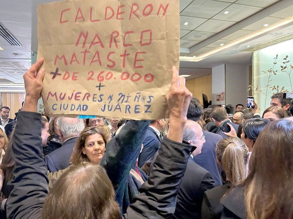 Cuando salía del foro México y España: Amigos para Siempre, una mujer originaria de Ciudad Juárez recriminó a Felipe Calderón llamándolo “asesino” y “narcopresidente, no debería estar aquí como si nada”. Foto e información de Armando G. Tejeda, corresponsal