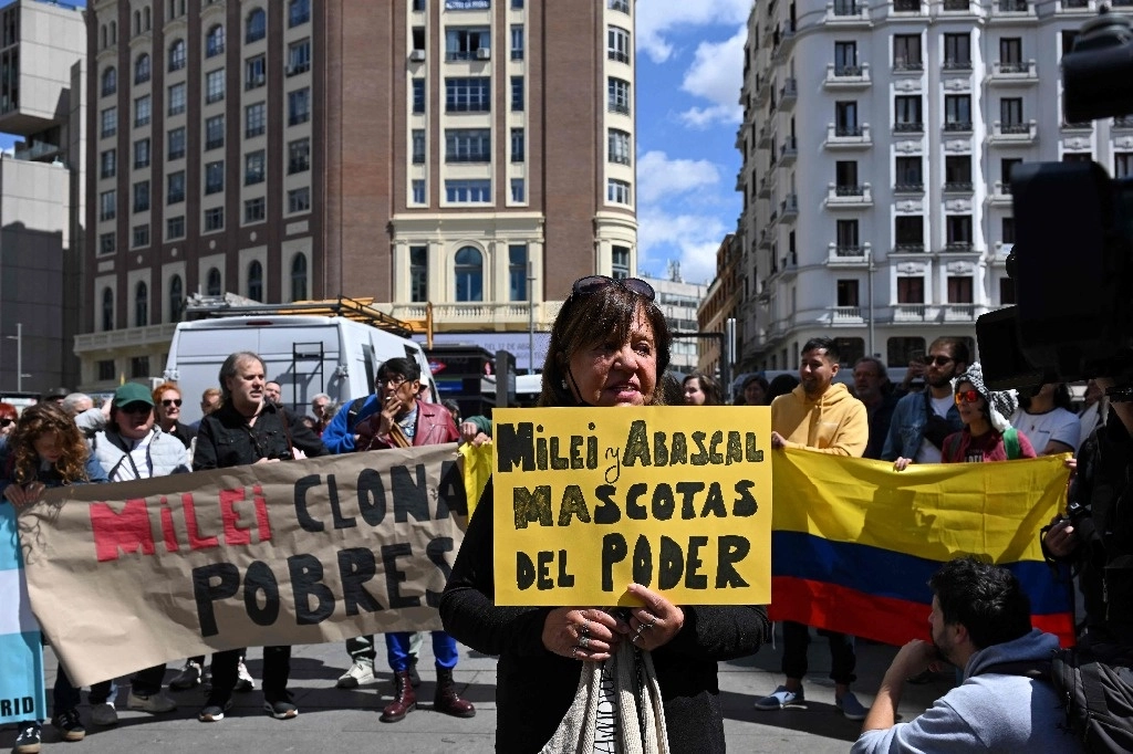 Mientras en el Palacio de Vistalegre sesionaba la ultraderecha europea, convocada por Vox, el presidente de Argentina, Javier Milei –quien hoy acudirá a ese cónclave–, se reunió en su embajada con altos directivos de empresas españolas, como Telefónica, Santander, BBVA, Mapfre, Indra, AB Living, DIA, Naturgy Pypsa Rotschild y Unir, entre otras. En la imagen, manifestación en el centro de la ciudad con el lema La ultraderecha no es bienvenida en rechazo al mandatario. Foto Afp



