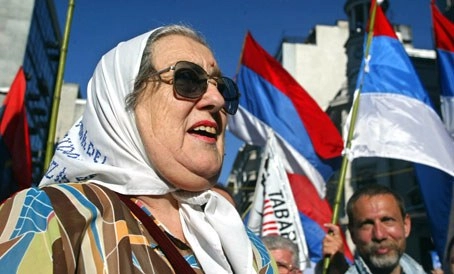 Organismos de derechos humanos y sociales, así como autoridades, políticos y otros personajes, censuraron las amenazas contra la presidenta de la Asociación de Madres de Plaza de Mayo, Hebe de Bonafini, quien recibió la advertencia: “Para que te calles te vamos a matar”. Foto Afp