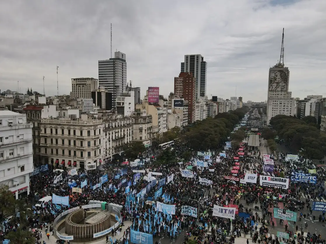 Una multitudinaria marcha convocada por la Confederación General del Trabajo, la Central de Trabajadores Argentinos y otras agrupaciones sociales recorrió ayer Buenos Aires en rechazo a la especulación de las élites económicas, las cuales han desatado una inflación intolerable para las mayorías. Dirigentes gremiales señalaron que el presidente Alberto Fernández tiene todo su apoyo para poner freno a esta situación. Saldremos a las calles las veces que sea necesario, advirtieron. Foto Ap
