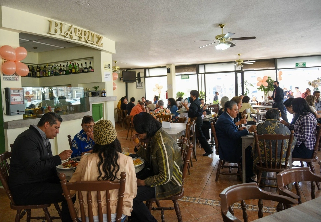 Pese al fuerte crecimiento del gasto en el sector restaurantero, éste se encuentra 7% por debajo del nivel promedio observado en el segundo trimestre del año pasado, periodo en el que registró su máximo desde el inicio de la pandemia. Foto Cuartoscuro / Archivo 

