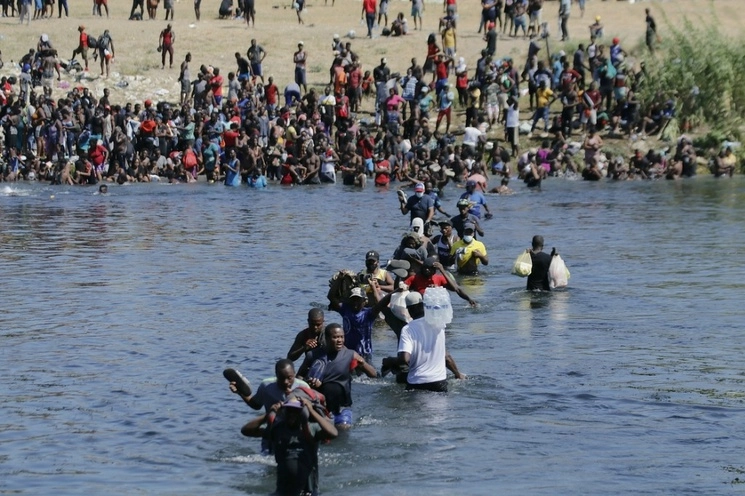 Migrantes cruzan el río Bravo de Estados Unidos hacia México. Foto  Xinhua /Archivo
