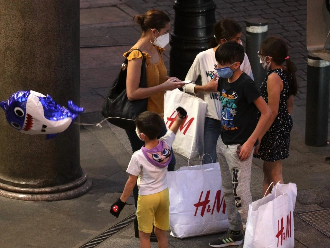 Según el Inegi, la confianza de los consumidores registró en octubre su quinta alza consecutiva. Foto Roberto García Ortiz