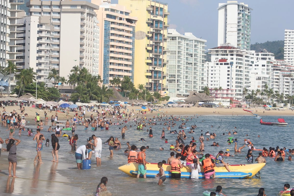 Prestadores de servicios de la franja de arena y deportes acuáticos reportaron una importante reactivación económica en este sector, donde se registró la renta constante de motos acuáticas y el paseo en banana.