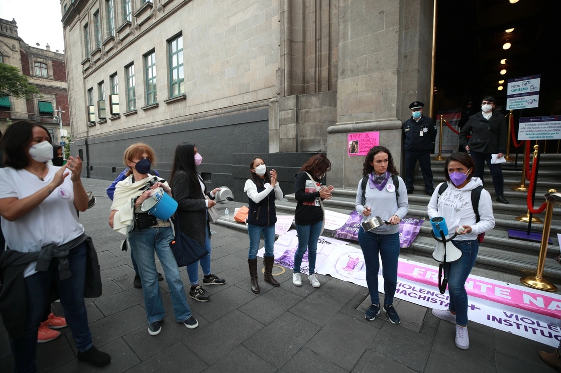 Mujeres protestan frente a la SCJN exigiendo que se juzguen delitos con perspectiva de género. Foto Alfredo Domínguez 