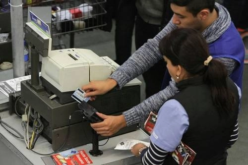 En plena cuesta de enero, tras la crisis económica, es de suma importancia prevenir a los consumidores y los usuarios de la banca. Foto Jair Cabrera