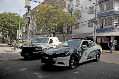 Operativo policial en la colonia San Rafael, luego de que cinco sujetos asaltaron una camioneta de valores. Foto Alfredo Domínguez / Archivo