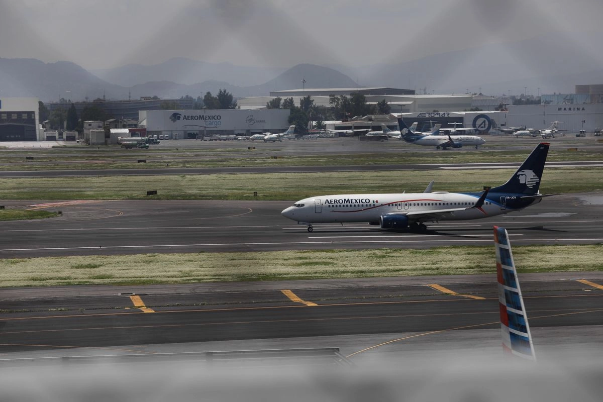 Avión de Aeroméxico en una de las pistas del AICM en imagen de archivo. Foto 