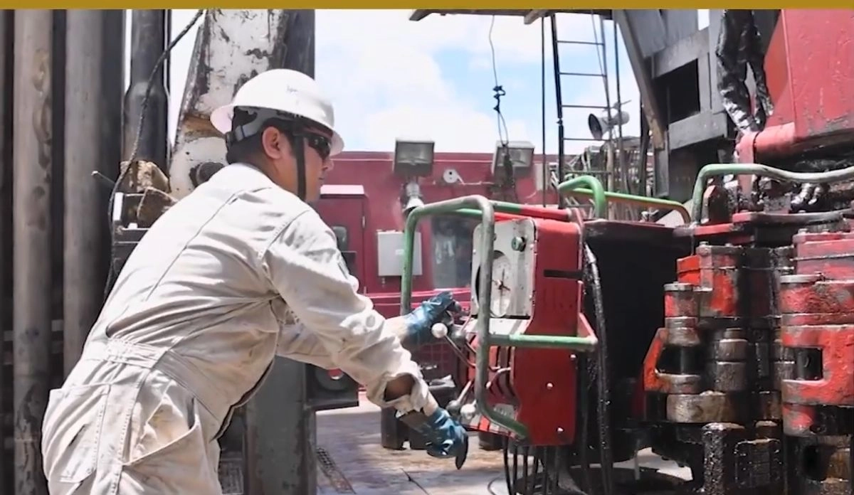 Un trabajador en una plataforma petrolera. Foto