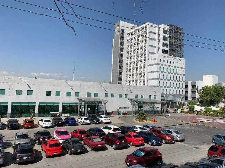 De las 140 unidades de segundo y tercer nivel, "40 de ellas ya rebasaron o están por rebasar su vida útil” que es de 50 años, indica la actual administración del ISSSTE. En la imagen, el Hospital Regional "General Ignacio Zaragoza", en la alcaldía Tlalpan. Foto Alfredo Domínguez