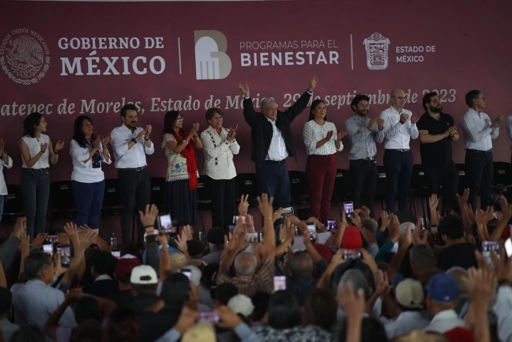El presidente Andrés Manuel López Obrador (c) durante la supervisión de programas del Bienestar en Ecatepec, Edomex. Foto Yazmín Ortega