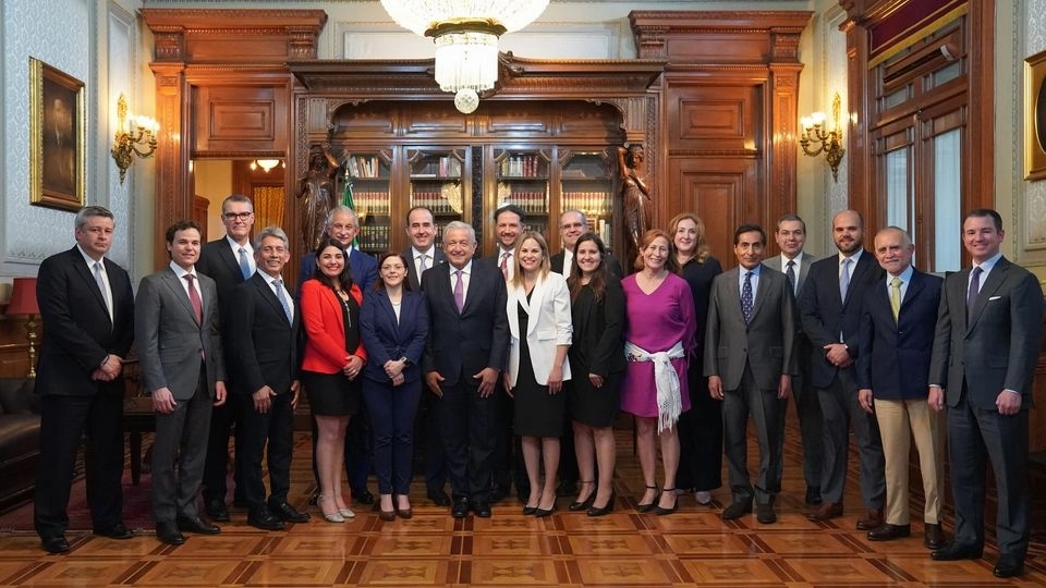 El presidente Andrés Manuel López Obrador (c) tras su encuentro con empresarios de Nuevo León. Foto tomada de la cuenta de Twitter @lopezobrador_